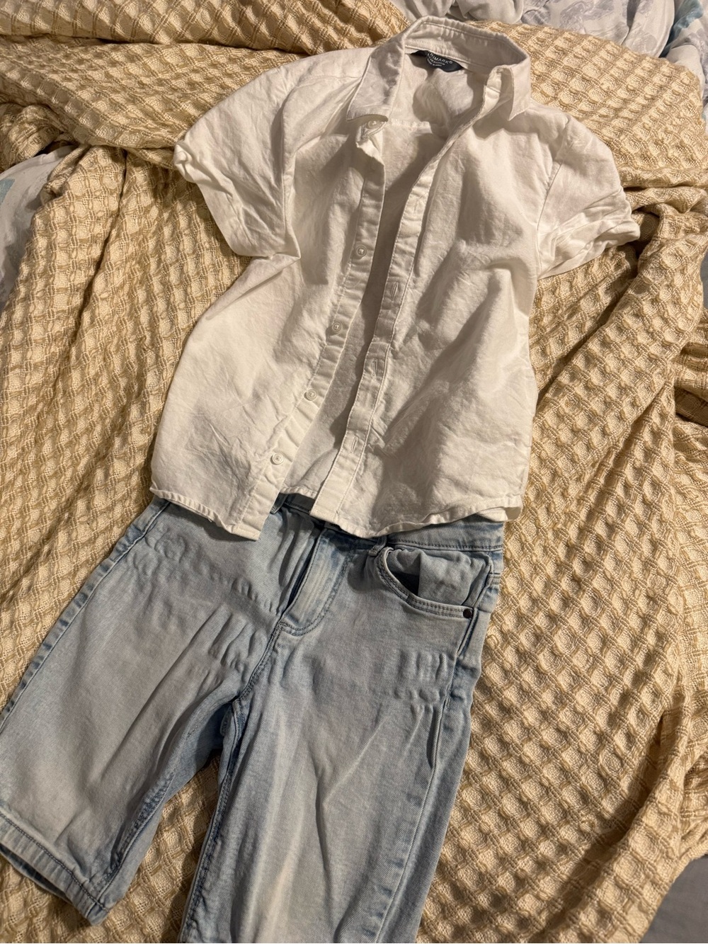 Primark Spain 6-7 year old clothes. Denim shorts and button white shirt.